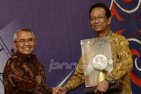 Sultan Hamengkubuwono X Terima Penghargaan dari Menteri PU - JPNN.COM