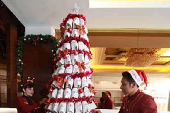 Sandal Kamar Hotel Jadi Pohon Natal - JPNN.COM
