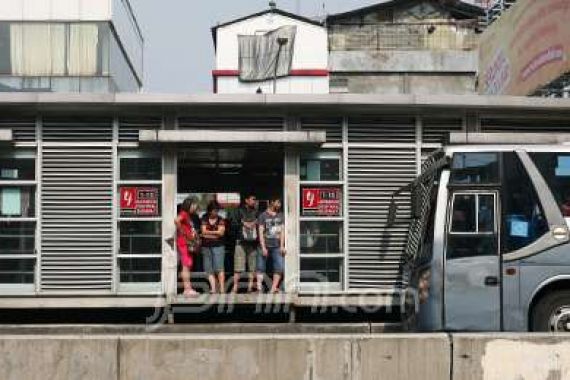 Bus TransJakarta Ngadat, Manggarai Lumpuh - JPNN.COM