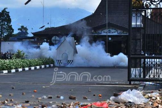 Paket Bom Ditemukan di Pintu Masuk Gereja - JPNN.COM