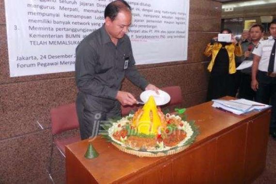 Dirut Merpati Dihadiahi Tumpeng Agar Mau Mundur - JPNN.COM