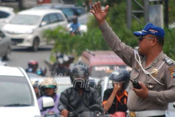 10 Polisi Terluka Ditabrak Geng Motor - JPNN.COM