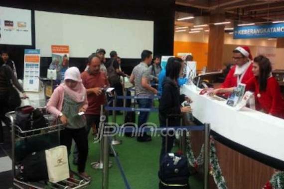 Petugas KA Bandara Kualanamu Berkostum Sinterklas - JPNN.COM