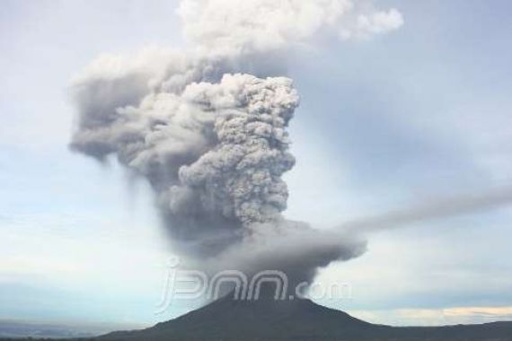 Lava Pijar Terus Meluncur dari Sinabung - JPNN.COM