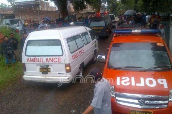 Ambulance Nguing-nguing, Warga Berdatangan - JPNN.COM