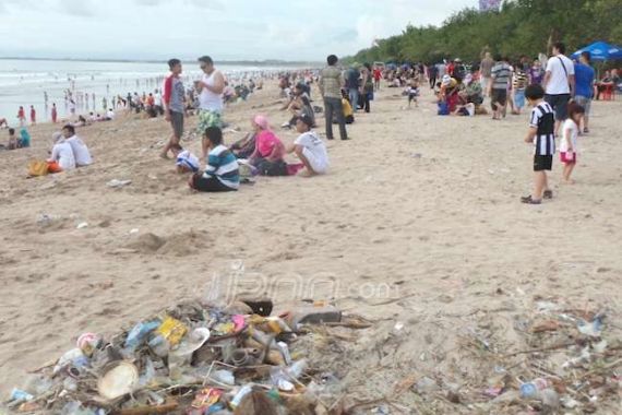 Berwisata Bersama Sampah di Pantai Kuta - JPNN.COM