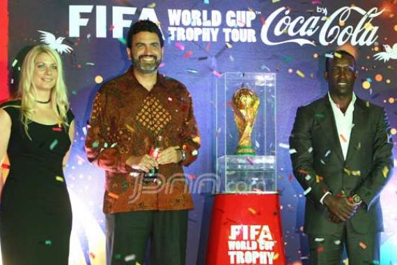 Nuansa Samba Iringi Kedatangan Trofi Piala Dunia - JPNN.COM