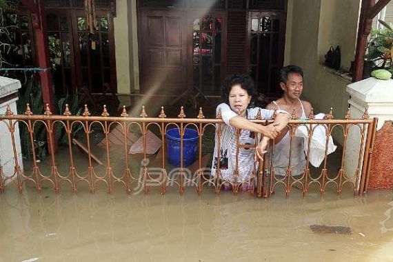 Banjir Hingga 4 Meter, Ribuan Warga Mengungsi - JPNN.COM