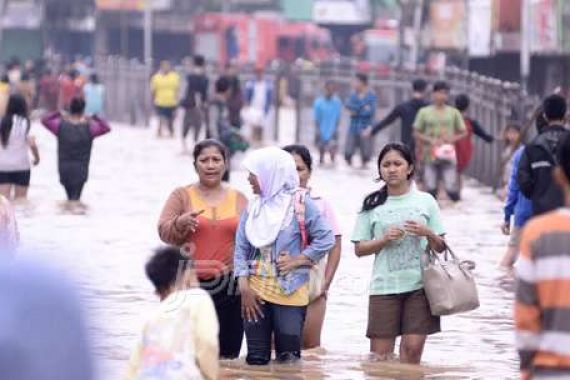 Kali Meluap, Warga Nyerah Berangkat Kerja - JPNN.COM