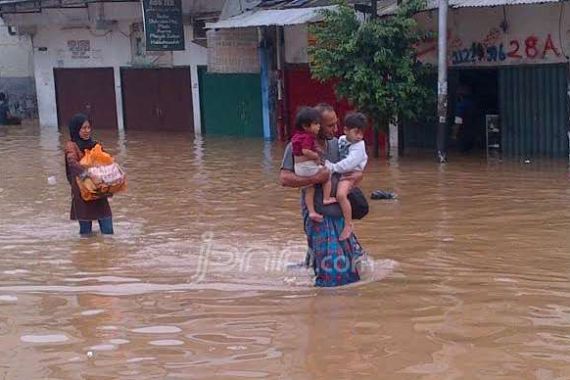 Jalan Otista juga Lumpuh - JPNN.COM