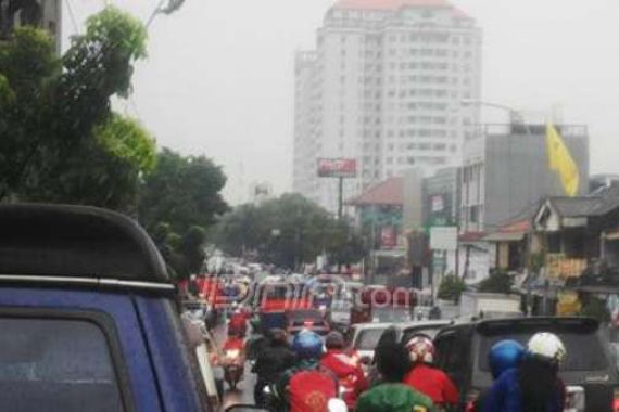 Jalan Pos Pengumben-Joglo Macet Dua Arah - JPNN.COM