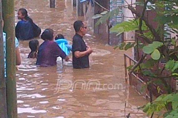 Kebon Pala Terendam, Bantuan Belum Datang - JPNN.COM