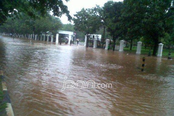 Cegah Istana Kebanjiran, Jokowi Buka Pintu Air - JPNN.COM