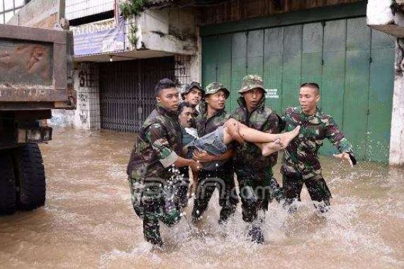 5.500 Polisi Diterjunkan Bantu Korban Banjir - JPNN.COM