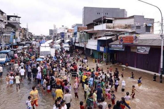 Polda Imbau Warga tak Nekad Bertahan di Lokasi Banjir - JPNN.COM