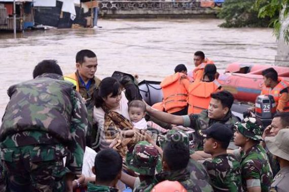 TNI Kewalahan Atasi Arus Ciliwung - JPNN.COM