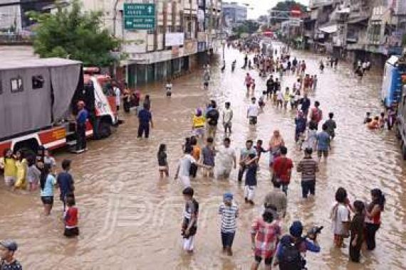 Jokowi Minta Banjir Jakarta Tak Dipolitisir - JPNN.COM