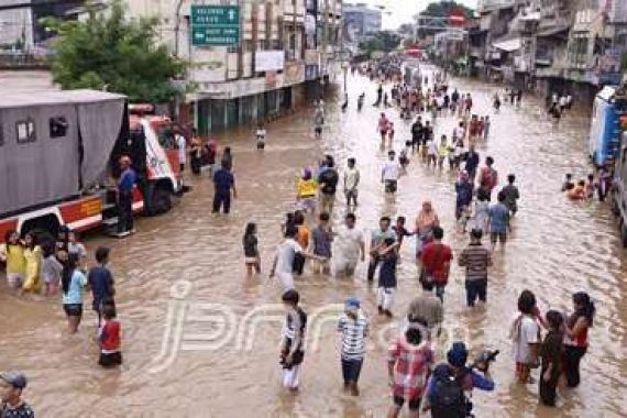 Banjir Semakin Meluas, Ribuan Warga Mengungsi - JPNN.COM