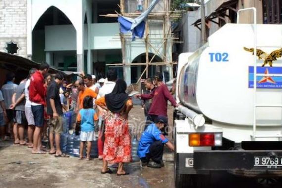 Bantu Korban Banjir dengan Pasokan Air - JPNN.COM