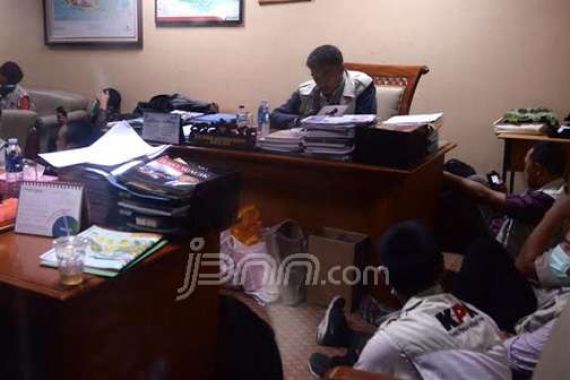 KPK Geledah DPR Hingga Tengah Malam - JPNN.COM