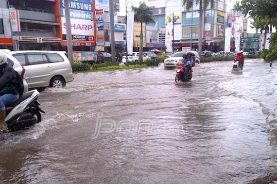 Banjir Sebetis Rendam Kelapa Gading - JPNN.COM