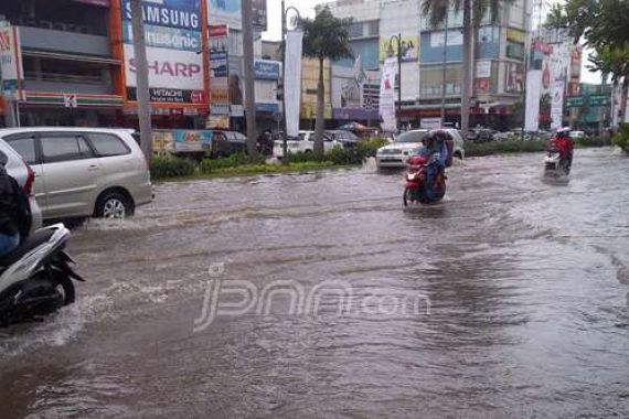 Banjir Kelapa Gading, Warga Pindahkan Mobil ke Mall - JPNN.COM