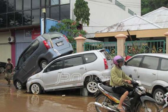 Manado Banjir Bantuan - JPNN.COM