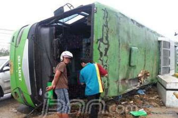 Bus Ngebut, Ada Jalan Berlubang, Terbalik - JPNN.COM