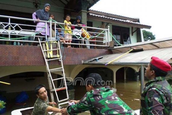 Ketika Kopassus Turun Tangan Bantu Korban Banjir Jakarta - JPNN.COM