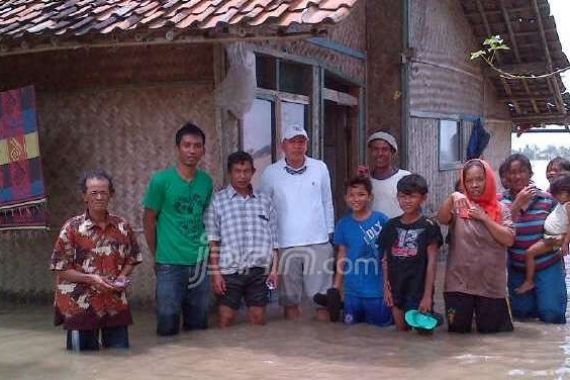 Bantu Korban Banjir Karawang dengan Pengobatan Gratis - JPNN.COM