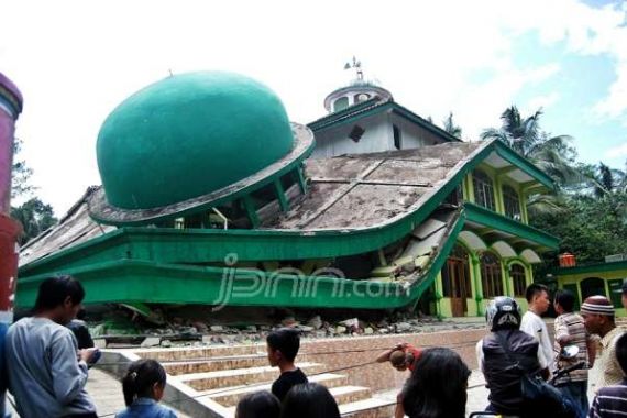 Jelang Zuhur Masih Kosong, Masjid Roboh Dihajar Gempa - JPNN.COM