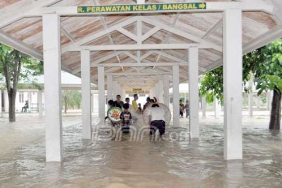 Banjir, Pelayanan RS Lumpuh Total - JPNN.COM