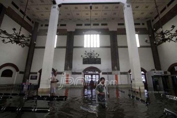 Sering Terendam, Rel Stasiun Tawang Ditinggikan 30 Centimeter - JPNN.COM