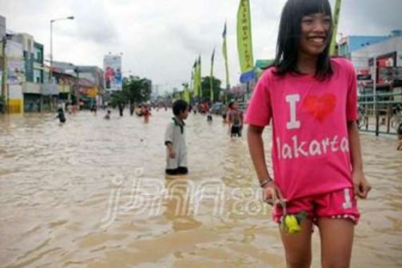 Ciliwung Meluap, Ibukota Banjir Lagi Hari Ini - JPNN.COM