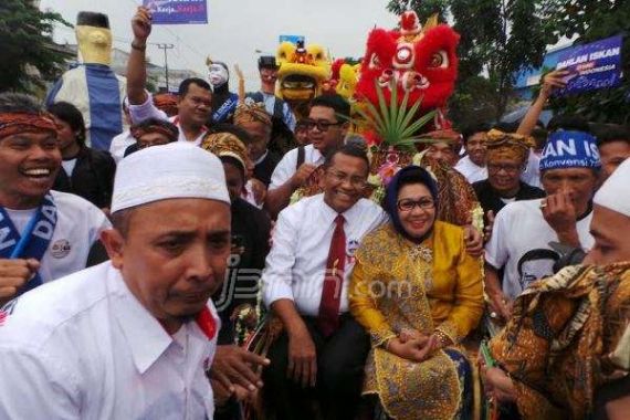 Ribuan Relawan Arak Dahlan Iskan Naik Becak - JPNN.COM