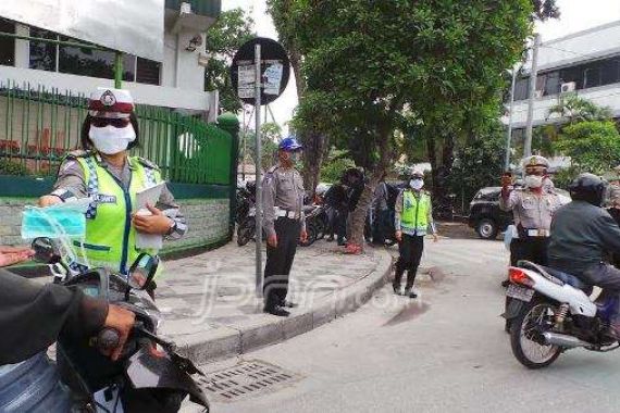 Polisi Bagi-bagi Masker di Jalan - JPNN.COM