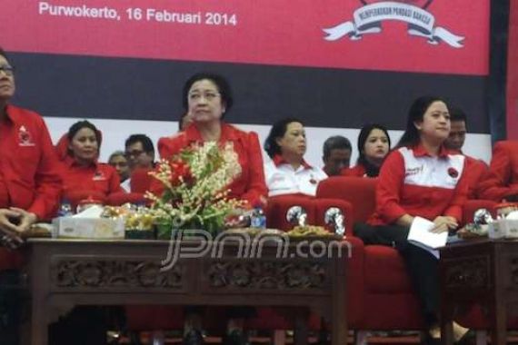 Lantik Komunitas Juang, Megawati Ingatkan Kader Tak Cari Makan di PDIP - JPNN.COM