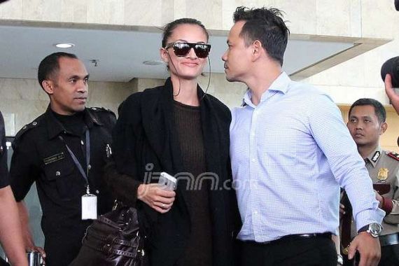 Rebecca Reijiman Merasa Bersih dari Uang Wawan - JPNN.COM