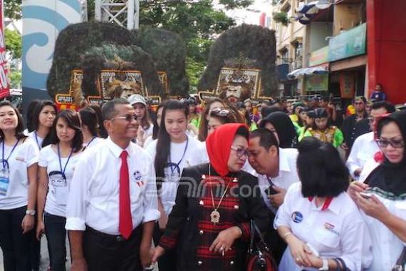 Reog dan Barongsai Iringi Dahlan Iskan ke Lokasi Debat Konvensi - JPNN.COM