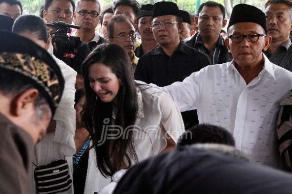 Nia Ramadhani Menangis di Pemakaman Ayahnya - JPNN.COM