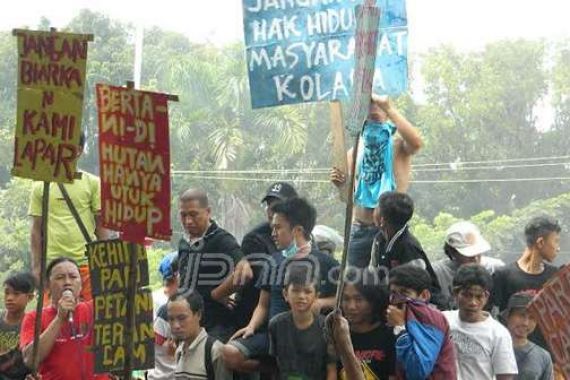 Petani Cengkih Mengamuk di Kantor Bupati Kolaka - JPNN.COM