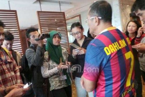 Dahlan Pimpin Rapat Dengan Kaos Barca Nomor 7 - JPNN.COM