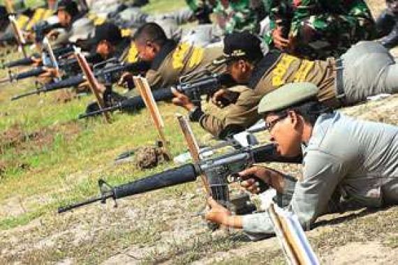 Satpol PP Jajal Senjata Laras Panjang TNI - JPNN.COM