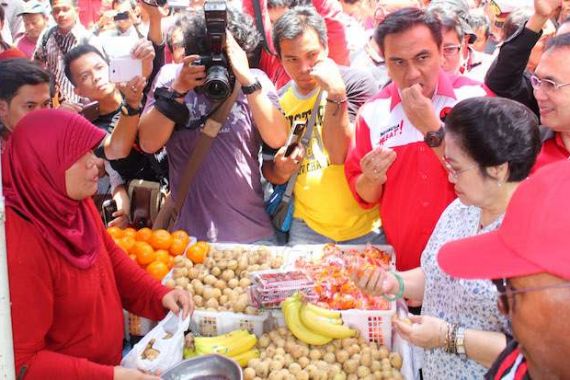 Kampanye di Palembang, Megawati ke Pasar Beli Duku - JPNN.COM