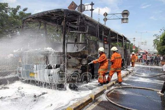 Satu Lagi Transjakarta Terbakar di Manggarai - JPNN.COM