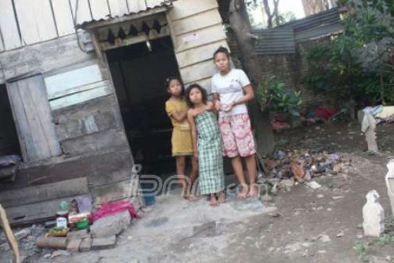 Yatim Piatu, Hamidah dan Dua Adiknya Tinggal di Pekuburan - JPNN.COM