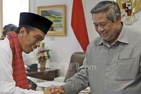 Tepukan Pundak SBY untuk Jokowi - JPNN.COM