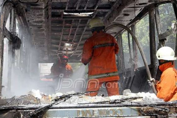 Bus Transjakarta yang Terbakar di Manggarai Angkut 60 Penumpang - JPNN.COM