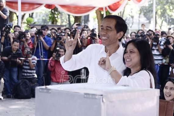 Jokowi dan Istri Nyoblos di Taman Suropati - JPNN.COM