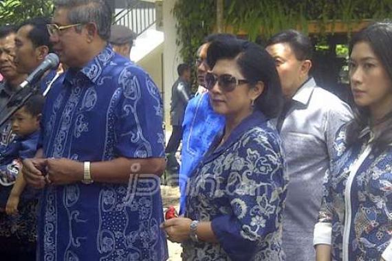 Ani Yudhoyono Ditemani Kipas Angin Mini ke TPS - JPNN.COM